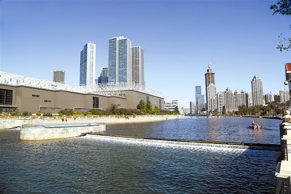 馬欄河經(jīng)過多年的污水截留、清淤改造、兩岸綠化等治理工程，現(xiàn)如今成為城市中的一條景觀河流。本報(bào)記者王華